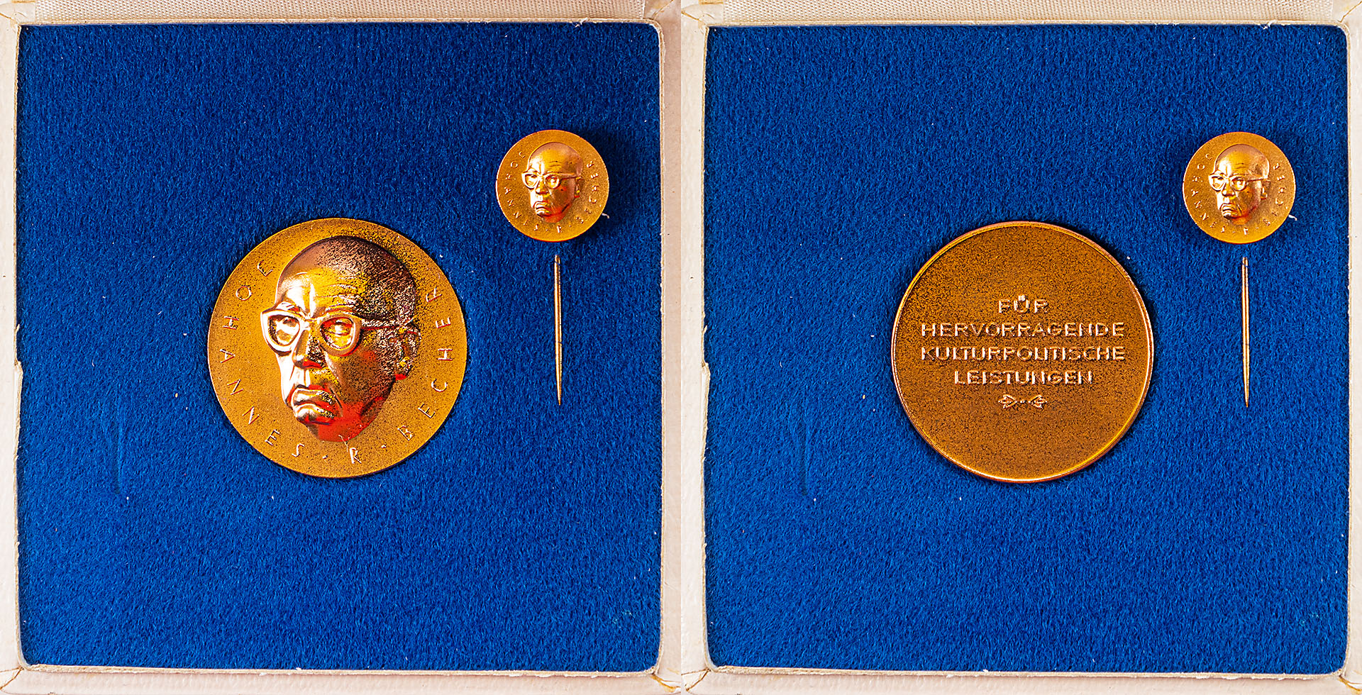 Johannes R. Becher Medaille in Gold mit Anstecker (D - Münze: 4 cm, D - Anstecker: 1,8 cm)